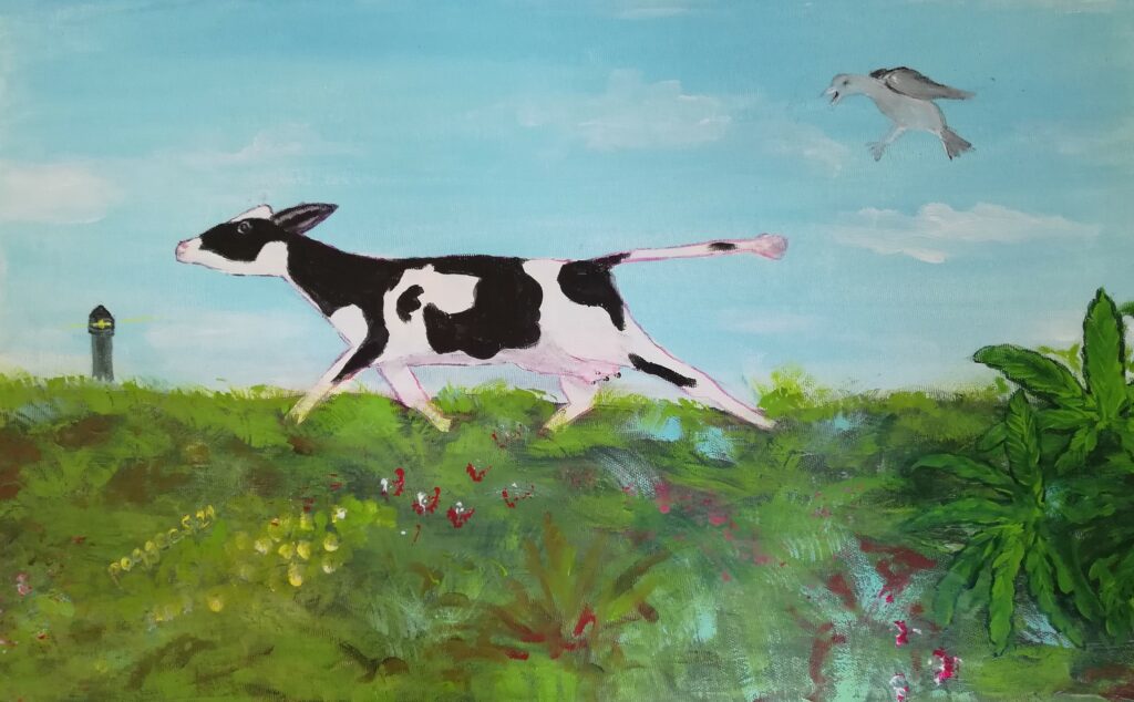 eine schwarz-weiße Kuh rennt über eine Wiese, schreckt einen Vogel auf, im Hintergrund ist ein Leuchtturm zu sehen
