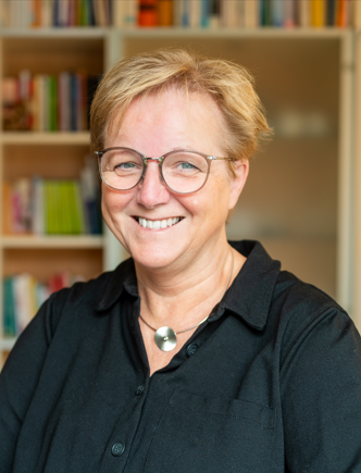 Portrait vor Bücherregal
